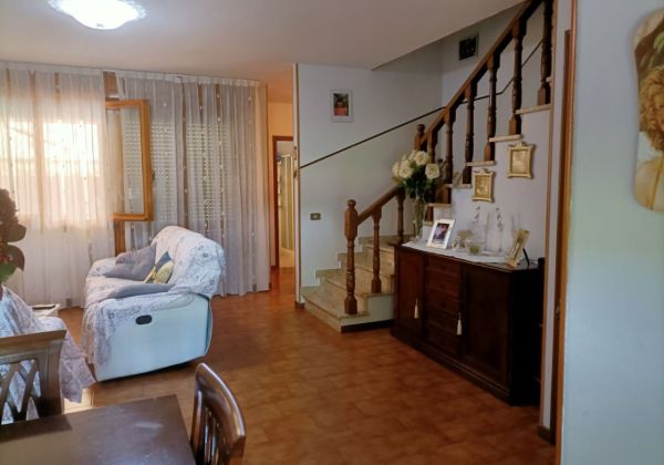 VILLA A SCHIERA