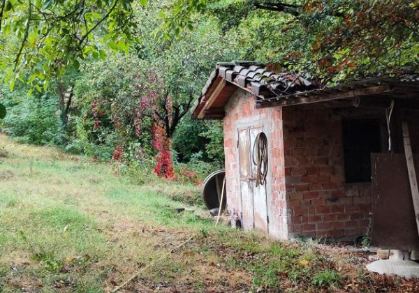 Casa singola con 2 unità abitative con annesso ampio magazzino e terreno edificabile